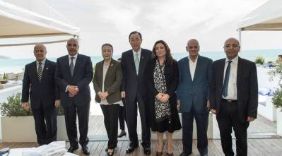 Fyra tunisiska civilsamhällesorganisationer fick Nobels fredspris 2015 för sitt arbete för demokrati i Tunisien i kölvattnet av Jasminrevolutionen 2011. På bilden ser vi företrädarna för de olika organisationerna tillsammans med FN: s tidigare generalsekreterare Ban Ki-moon och hans fru i mitten. Foto: UN Photo / Mark Garten.